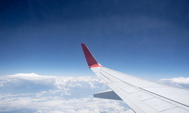 从飞机的窗口看棉花的云库存照片图片下载