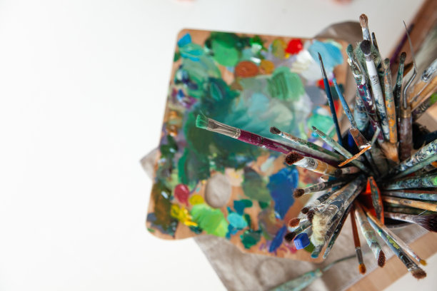 在车间的帆布附近捡油刷图片下载