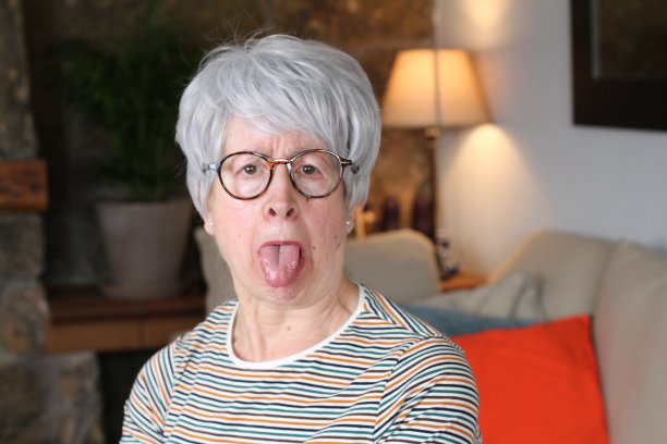年长的女人吐着舌头图片下载