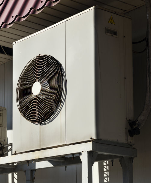 建筑墙壁上的空调系统。图片下载