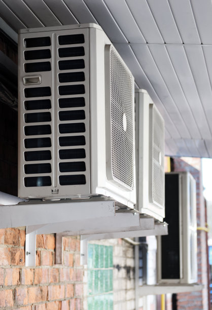 建筑墙壁上的空调系统。图片下载