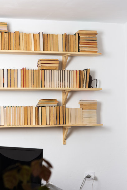 书架上有精装翻倒的书图片下载