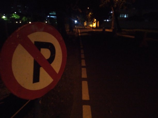 3 .一个市中心住宅区的夜间道路图片下载