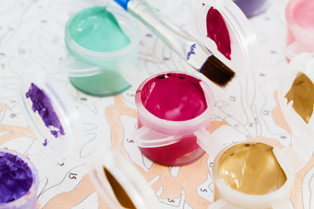 在帆布上用数字作画。画一幅画，包括画布、不同颜色的颜料、画笔。有选择性的重点图片下载