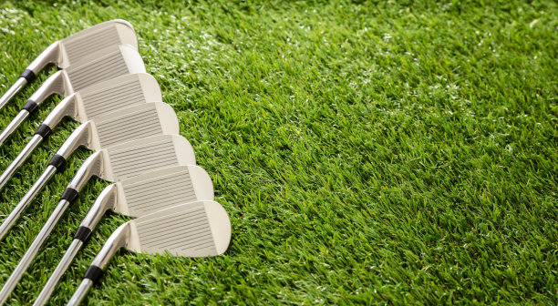 高尔夫球杆在绿草高尔夫球场，近距离观看。图片下载