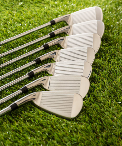 高尔夫球杆在绿色草地高尔夫球场，近距离观看。图片下载
