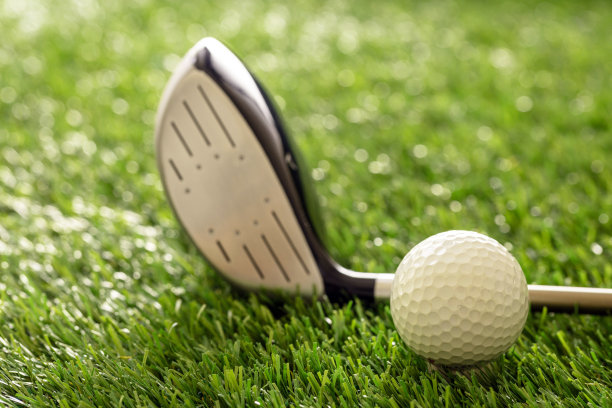 高尔夫球棍和球在绿色草地高尔夫球场，近距离观看。图片下载