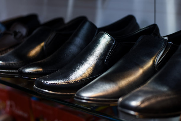 男鞋在店里，鞋在鞋店展示。图片下载