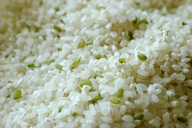 白米和绿米的混合物。图片下载