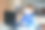 孤独的男孩在家里用笔记本电脑学习，准备上学。可爱的孩子做作业，使用笔记本电脑和现代小工具。冠状病毒大流行封锁隔离期间的家庭教育概念图片下载