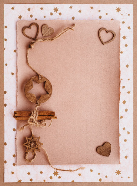 美丽的空手制纸空白与木制心形的圣诞手工艺品纸在波西米亚寻找圣诞手工艺品纸的愿望清单图片下载