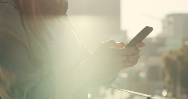 滚动查看朋友和家人的最新消息图片下载