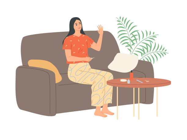 一位女士涂上指甲油，满意地看着自己的手图片下载