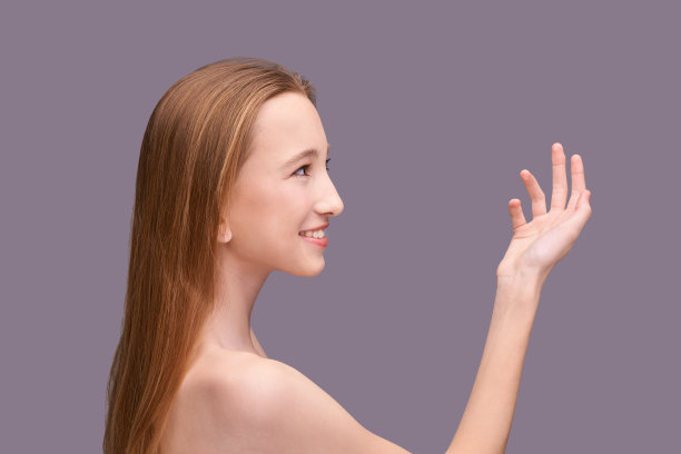 年轻的美丽女孩展示化妆品产品。空的手图片下载