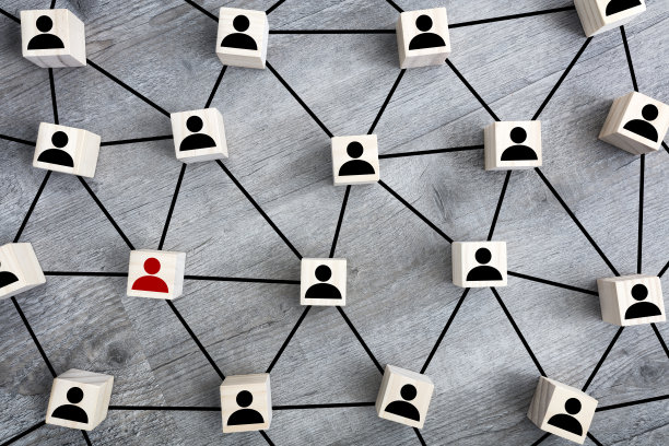 网络和社交媒体的木块和人物图标图片下载