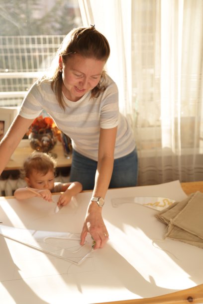 美丽的女人裁剪服装图案在家里和她的小可爱的女孩图片下载