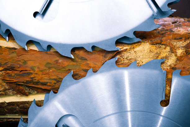 锯木厂特写。锯木厂的木材制造。现代的锯木厂。工业用原木锯板图片下载