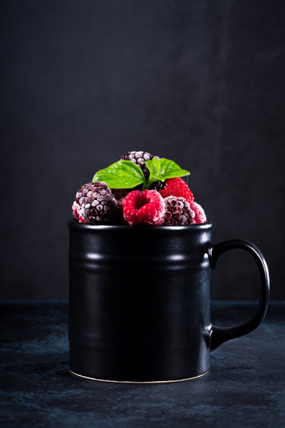 黑色背景上有覆盆子、黑莓和薄荷图片下载