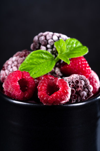 黑背景上有覆盆子，黑莓和薄荷图片下载