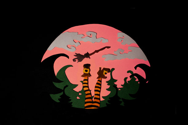 森林和大红月亮背景上的女巫的腿图片下载