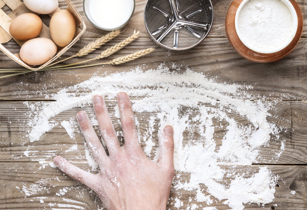 厨房台面的俯视图。面团准备图片下载