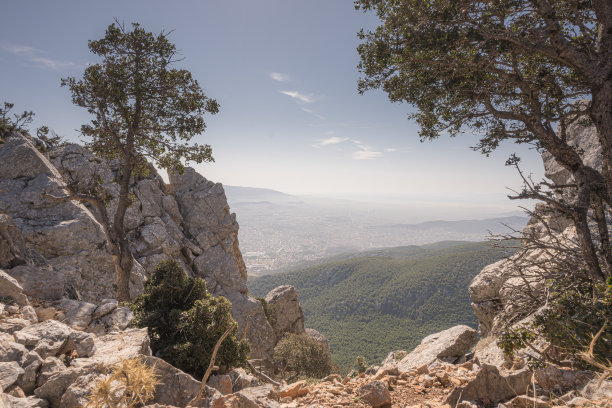 在一个阳光明媚的日子，从帕尼塔山的岩石山顶拍摄的雅典城市的风景照片。图片下载