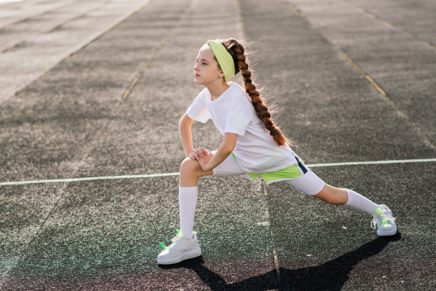 女孩在一个阳光明媚的夏夜慢跑，躺在跑步机上，体育馆，进行体能训练，回到学校。图片下载