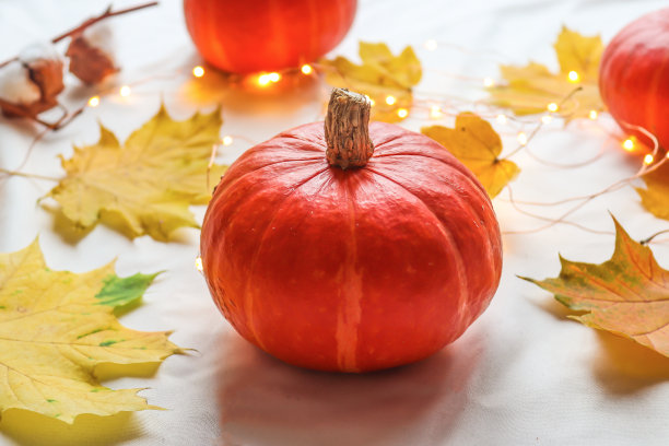 秋天的背景是南瓜和黄色的枫叶。感恩节的概念。时髦的明信片。特写,有选择性的重点图片下载