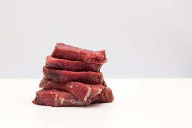 牛肉肉(肉)。一份一份叠在一起。选择性聚焦，复制空间图片下载