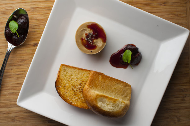 肉酱或鹅肝酱。经典的美食法国小酒馆开胃菜或开胃菜。鸭肝配烤面包，糖果，无花果和frisée沙拉。图片下载