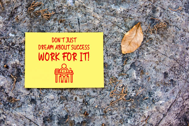 不要只是梦想成功的工作，它的励志格言写在黄色的纸上的岩石背景图片下载