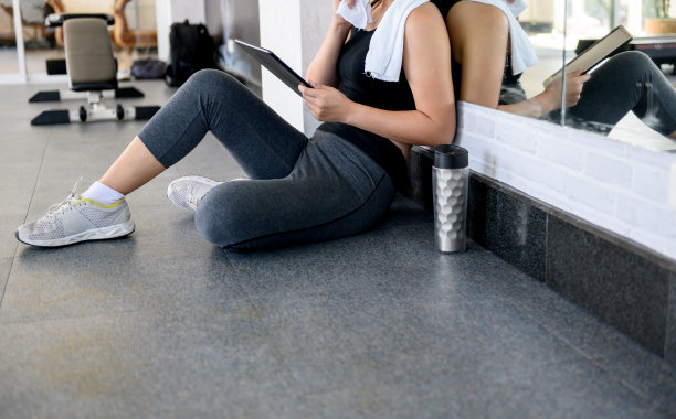 亚洲女性锻炼和工作在健身房单独在线。社会距离和新的正常生活方式。图片下载