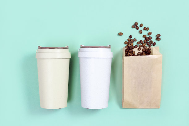 可重复使用的生态咖啡杯，烘培咖啡豆。零浪费理念，平铺。在咖啡店购物。图片下载