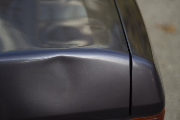 车上有凹痕。车身变形。图片下载