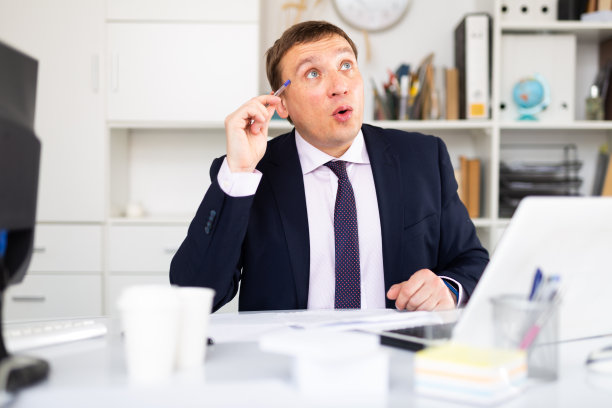 有思想的商人独自在办公室工作图片下载