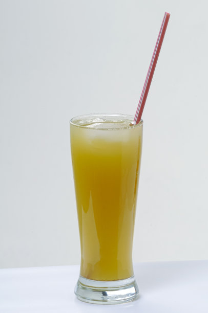 巴西的美食。白色背景上有甘蔗汁和塑料吸管的杯子。传统的廉价饮料，在巴西广泛消费。图片下载