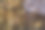 木桌上放着订婚戒指和灯。图片下载