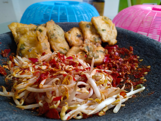 印尼的传统乡村食物。新鲜豆芽和辣椒虾酱。图片下载