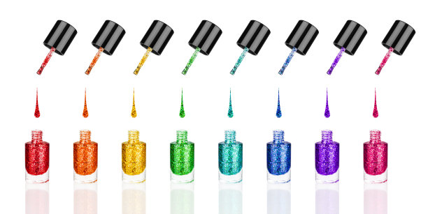 彩色闪光指甲油玻璃瓶，刷&滴设置白色背景隔离接近，亮片清漆打开容器收集，彩虹闪光珐琅，光泽漆，闪光凝胶，化妆品图片下载