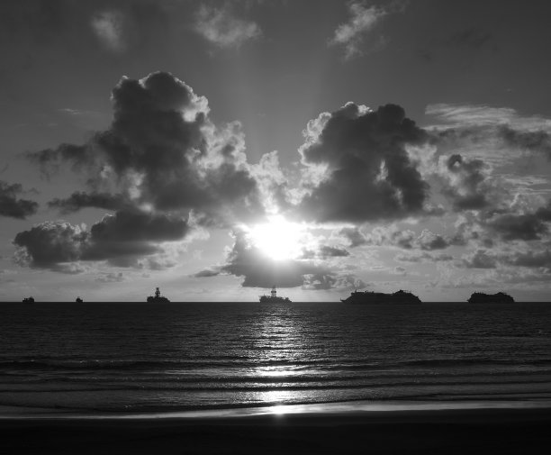 日出时有船的海滩和海湾图片下载