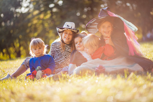 快乐的孩子们穿着万圣节套装。图片下载