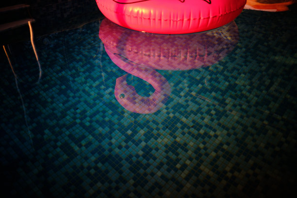 粉红色的火烈鸟充气图片下载