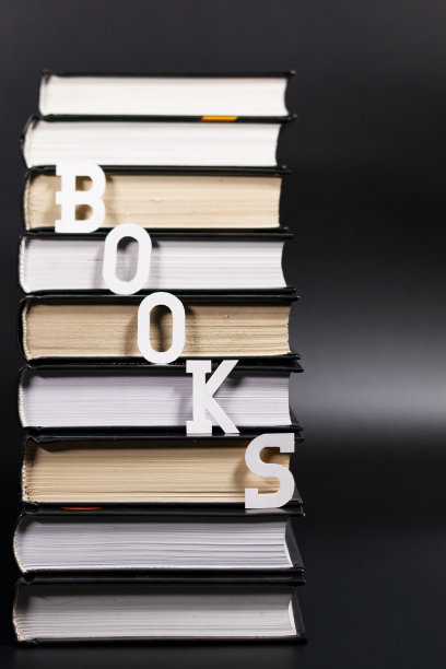 书被排列成一摞。标签从上到下。图片下载