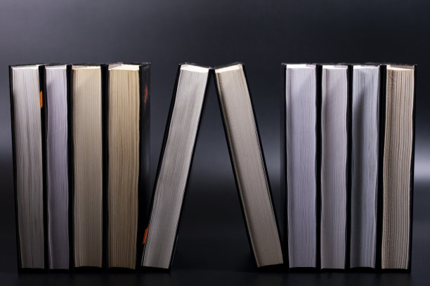 深色背景的书架上的书。图片下载