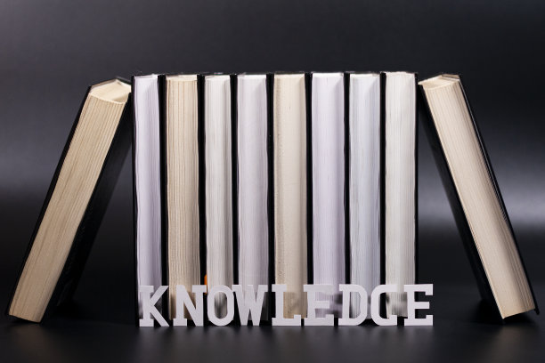 书堆在一起。下面有铭文。图片下载