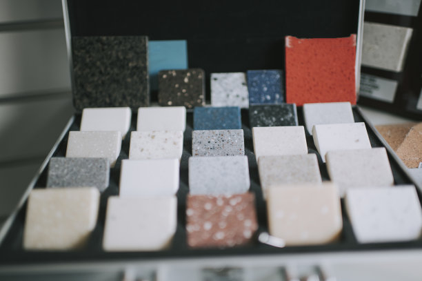 展示房间显示与瓷砖类型的变化的选择图片下载