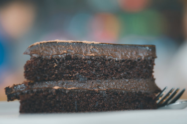 咖啡馆里的巧克力软糖蛋糕。有选择性的重点图片下载