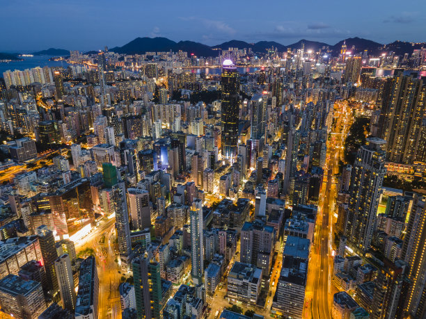 无人机，鸟瞰九龙，香港，街道和公路上的白天和夜晚图片下载