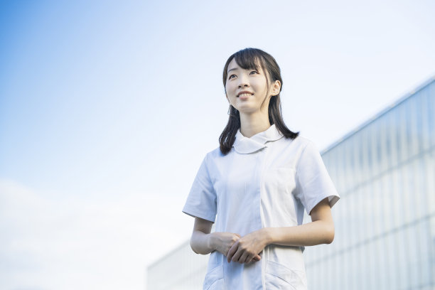 穿着白大褂的年轻女子图片下载