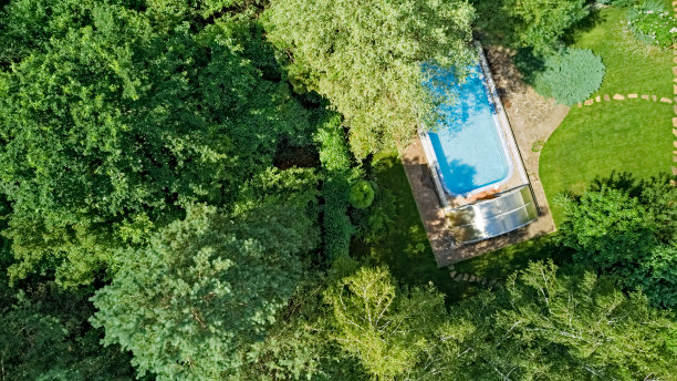 游泳池在美丽的花园空中俯瞰图片下载